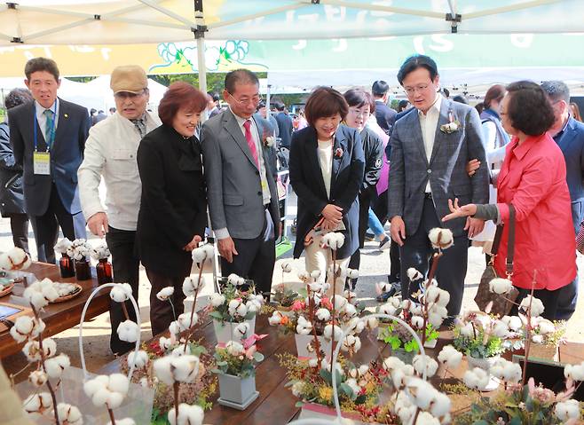 목화 마을축제 - 2018년 채현일(오른쪽 두 번째) 영등포구청장이 목화 마을축제에 참여해 현장을 둘러보고 있다.영등포구 제공