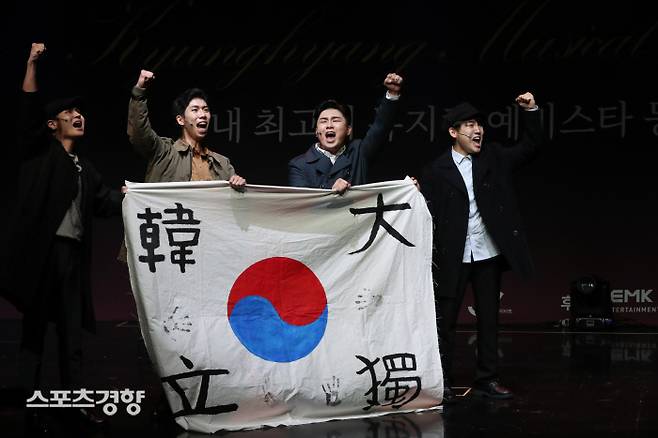 2021 경향뮤지컬 콩쿠르 본선이 열린 12일 서울 중구 경향아트힐에서 대학·일반부 단체 부문 김건호 외 3명이 ‘그 날을 기약하며’를 열창하고 있다. 2021.09.12 정지윤 선임기자