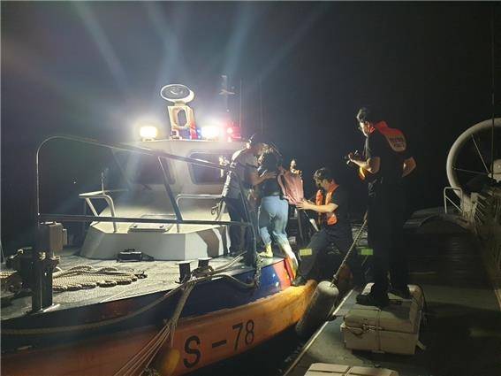 사고 모터보트에서 구조되는 승선원들 [인천해양경찰서 제공. 재판매 및 DB 금지]