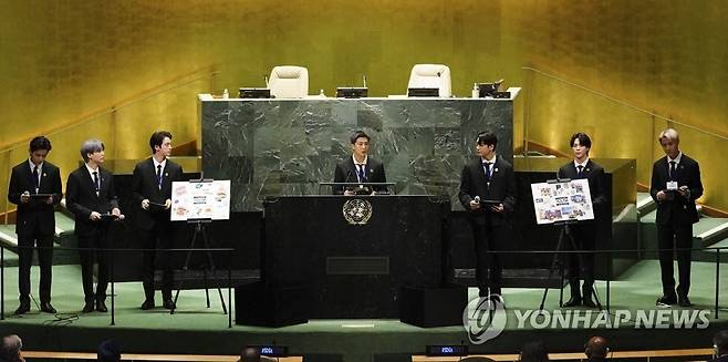 SDG Moment 발언하는 BTS (뉴욕=연합뉴스) 최재구 기자 = 그룹 BTS(방탄소년단)이 20일(현지시각) 뉴욕 유엔본부 총회장에서 열린 제2차 SDG Moment(지속가능발전목표 고위급회의) 개회식에서 발언하고 있다. 왼쪽부터 뷔, 슈가, 진, RM, 정국, 지민, 제이홉. 2021.9.20 photo@yna.co.kr