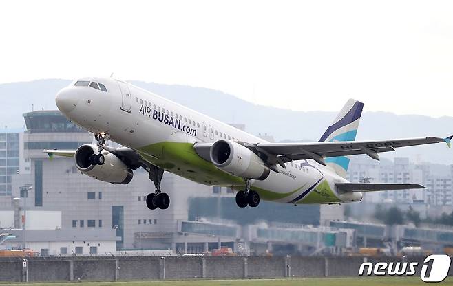 지난 2019년 울산공항 개항 후 첫 취항한 울산~대만(화롄)간 국제선. 뉴스1 © News1 윤일지 기자