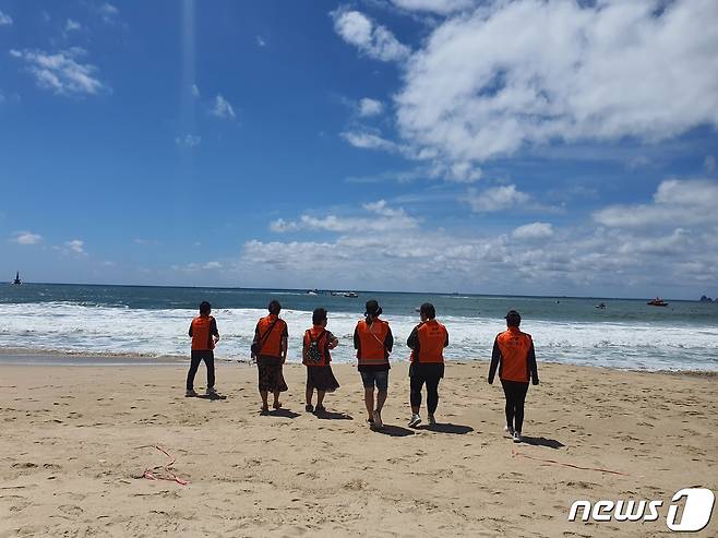지난 7월25일 부산 해운대해수욕장에서 의용소방대원들이 실종된 중학생 수색을 하고 있다.(부산소방재난본부 제공) © 뉴스1