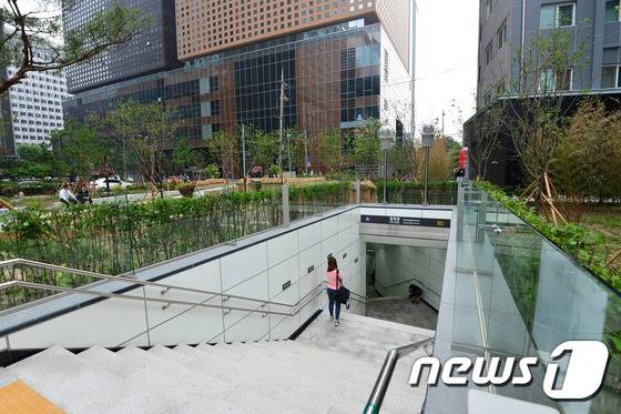 시민들이 지하철 5호선 광화문역에서 종로구청과 KT, D타워로 이어진 지하보도를 이용하고 있다. 2016.5.25/뉴스1 © News1 구윤성 기자