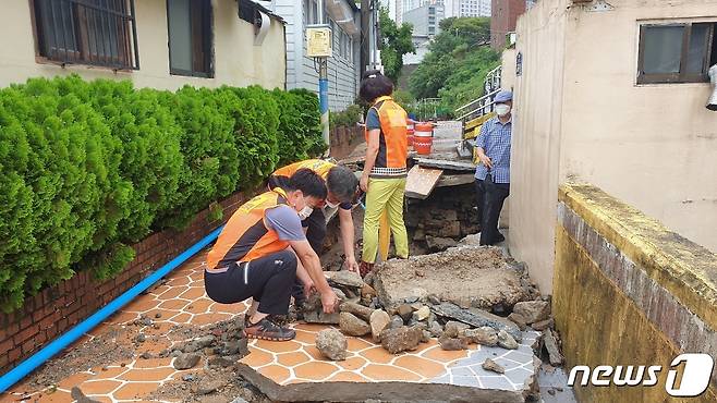 지난 8월25일 태풍 '오마이스'로 피해를 입은 부산 북구 일대에서 의용소방대원들이 복구 작업을 하고 있다.(부산소방재난본부 제공) © 뉴스1