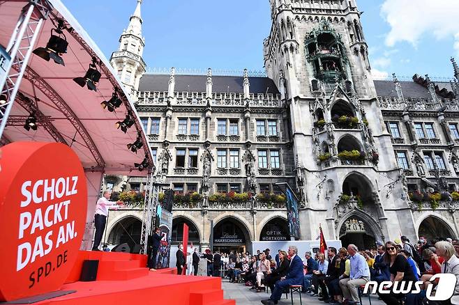 독일에서 오는 26일 총선을 앞두고 선거 분위기가 한창인 가운데 2021년 9월 18일 뮌헨 마리엔플라츠 뉴타운 홀 앞에서 사회민주당(SPD) 총리 후보로 나선 올라프 숄츠 현 부총리 겸 재무장관이 지지자들에게 연설하는 모습. © AFP=뉴스1 © News1 최서윤 기자