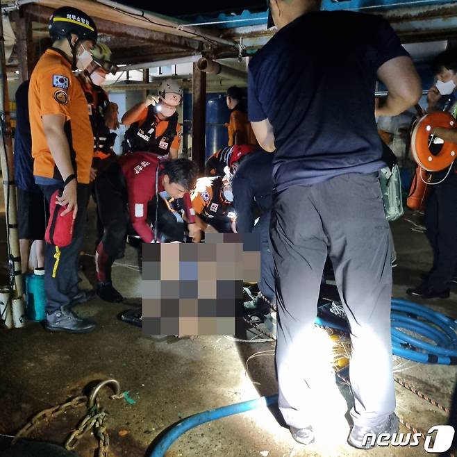 지난 20일 강원 속초시 청호동의 한 어선계류장 인근 바다에 빠진 베트남 국적의 30대 남성 A씨가 해경에 의해 구조돼 병원으로 옮겨졌지만 끝내 숨졌다.(속초해양경찰서 제공.)2021.9.21/뉴스1