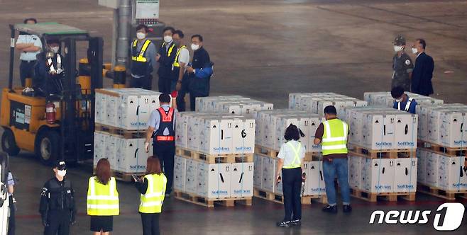 신종 코로나바이러스 감염증(코로나19) 화이자 예방백신 160만 1천 회분이 18일 인천공항에 도착해 옮겨지고 있다. 2021.8.18/뉴스1 © News1 김명섭 기자