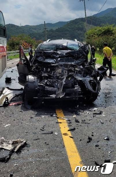 사고 난 SUV 차량.(화순소방서 제공)/뉴스1 © News1