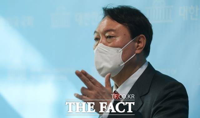 윤석열 캠프는 21일 자신을 비판한 개그맨에게 욕설을 했다는 의혹이 불거진 더불어민주당 청년대변인의 경질과 출당을 촉구했다. 사진은 8일 국회 소통관에서 '고발 사주' 의혹과 관련해 해명 기자회견을 갖고 있는 윤석열 후보의 모습. /이선화 기자