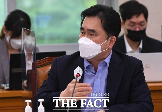 김종민 더불어민주당 의원이 여권 대선 주자인 이재명 경기지사가 연루된 '대장동 의혹'의 철저한 수사를 촉구했다. 사진은 6일 '고발 사주' 의혹 관련 긴급 현안 질의를 위한 법사위 전체회의에 참석한 김 의원의 모습. /남윤호 기자