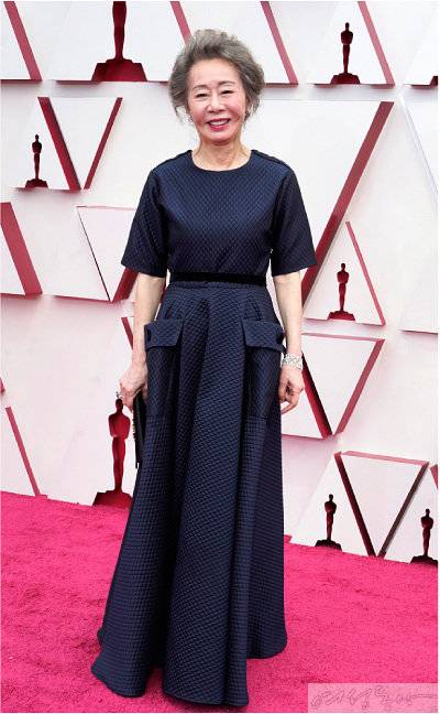 아카데미 시상식에서 여우조연상을 수상한 배우 윤여정.