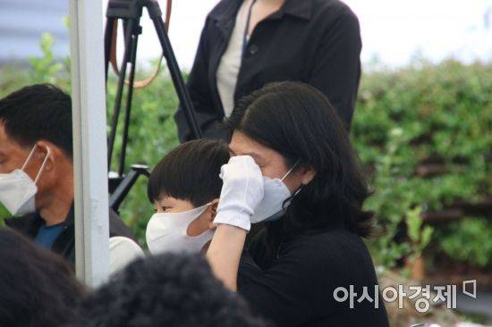 추석 당일인 21일 오전 10시 광주광역시 학동 재개발 건물 붕괴 참사 현장 희생자 추모제에서 유가족이 눈물을 훔치고 있다.