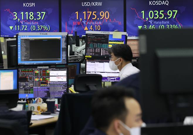 금융당국이 코로나로 중단됐다가 지난 5월 부분적으로만 재개된 공매도를 상황에 따라 전면 재개해야 한다는 입장을 밝혔다. 사진은 지난 17일 오전 서울 중구 하나은행 본점 딜링룸 모습. /연합뉴스