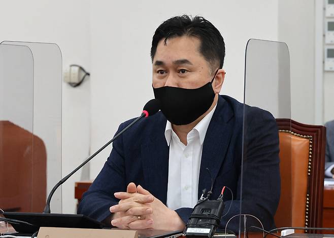 지난 14일 서울 여의도 국회 제5회의장에서 열린 언론중재법 개정안 여야 협의체 5차회의에서 김종민 더불어민주당 의원이 발언하고 있다. /뉴시스