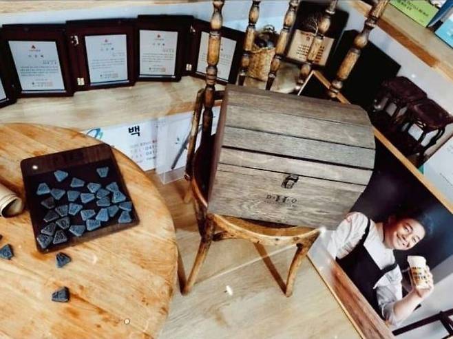 백종원 더본코리아 대표 방에서 아내인 배우 소유진이 발견한 나무상자와 두루마리. /소유진 인스타그램