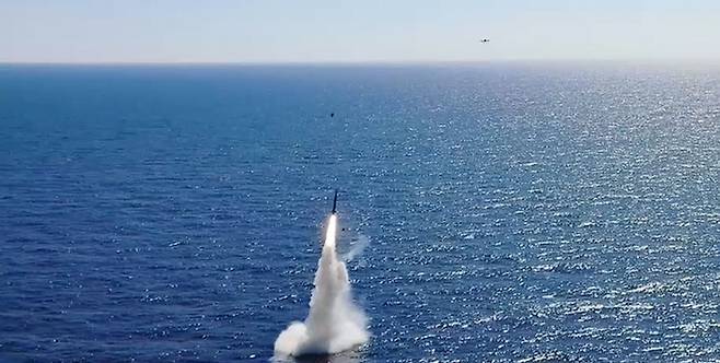 한국이 독자 개발한 잠수함발사탄도미사일(SLBM)의 발사 장면을 국방부가 17일 추가 공개했다. 이날 추가 공개된 영상에는 도산안창호함(3000t급)에 탑재된 SLBM이 수중을 빠져나와 하늘로 향하는 모습이 담겨있다. /국방부 제공
