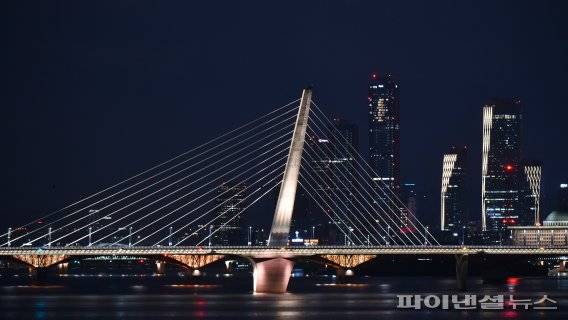 21일 오후 민족 최대명절인 추석에 한강의 31번째(서울시 구간 26번째) 교량인 월드컵대교가 형형색색의 아름다운 조명으로 밝혀져 있다. 사진=서동일 기자