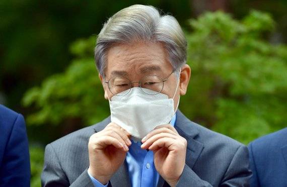 [광주=뉴시스] 류형근 기자 = 더불어민주당 대선 주자인 이재명 경기지사가 18일 오후 광주 남구 한 미혼모시설을 방문한 뒤 인터뷰를 하는 중에 마스크를 고쳐 착용하고 있다. 2021.09.18. hgryu77@newsis.com /사진=뉴시스