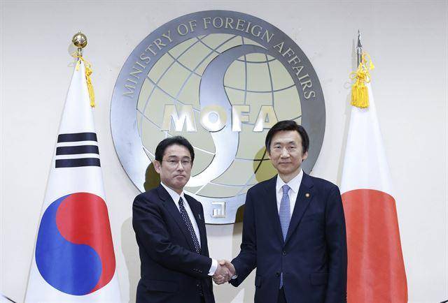 2015년 한일 위안부 합의 당시 윤병세(오른쪽) 외교부 장관과 기시다 후미오 일본 외무장관이 12월 28일 오후 서울 외교부 청사에서 위안부 문제 해결 방안과 관련한 회담에 앞서 악수를 나누고 있다. 공동취재사진