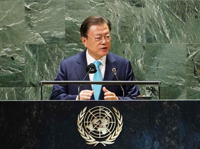 문재인 대통령이 20일(현지시간) 미국 뉴욕 유엔본부 총회장에서 열린 제2차 SDG Moment(지속가능발전목표 고위급회의) 개회식에서 연설을 하고 있다. 뉴욕=뉴시스