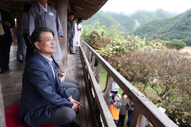 문재인 대통령이 2017년 10월 6일 경북 안동 하회마을을 방문해 병산서원에서 마을 풍경을 감상하고 있다. 청와대 제공