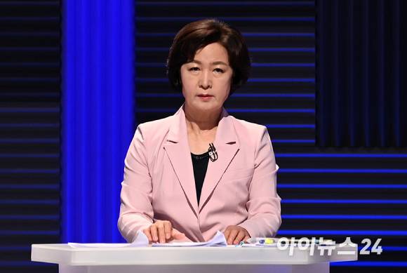 더불어민주당 추미애 대선 경선 후보가 지난 14일 오후 서울 마포구 상암동 MBC 사옥에서 열린 MBC 100분 토론에 참석해 리허설을 하고 있다. [사진=아이뉴스24]