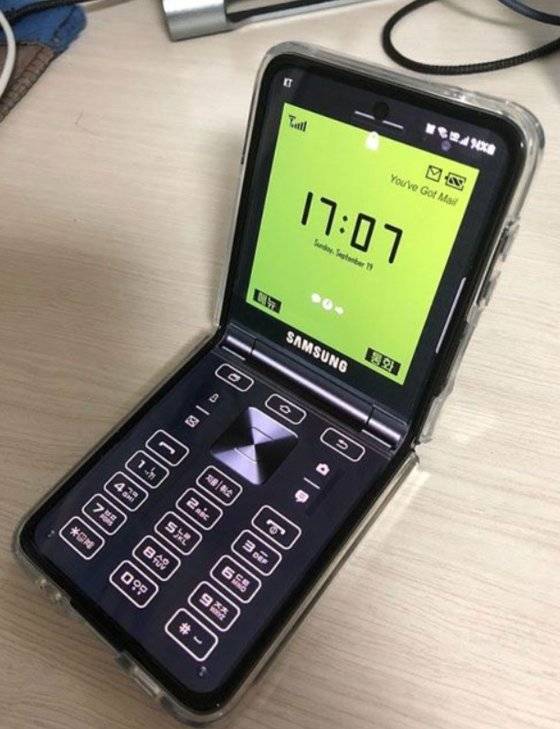 피쳐폰처럼 설정한 갤럭시z플립3. 커뮤니티 캡처
