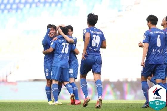 수원이 11경기 만에 승리했다. [한국프로축구연맹]
