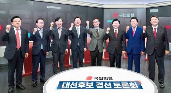 국민의힘 대선 경선 예비후보들이 16일 서울 중구 TV조선에서 열린 방송토론회 전 기념촬영을 하고 있다. 왼쪽부터 황교안, 홍준표, 하태경, 유승민, 최재형, 원희룡, 안상수, 윤석열 후보. 국회사진기자단