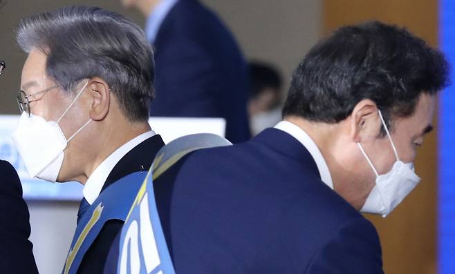 지난 12일 오후 강원 원주 오크밸리에서 열린 더불어민주당 대선 후보자 선출을 위한 강원 순회경선 합동연설회에서 정견발표 후 이재명, 이낙연 후보가 악수를 한 뒤 서로를 지나치고 있다. 국회사진기자단