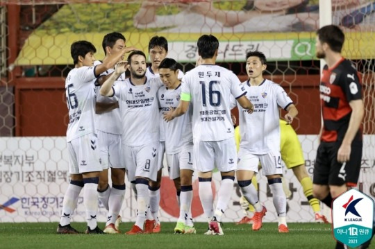 바코의 페널티킥골에 기뻐하는 울산 선수들 [한국프로축구연맹 제공]