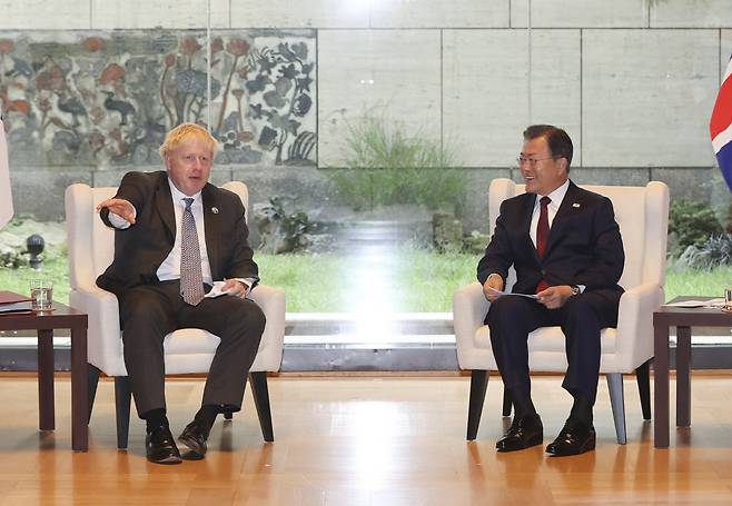 문재인 대통령(오른쪽)이 20일(현지시간) 미국 뉴욕 주유엔대표부에서 보리스 존슨 영국 총리와 정상회담을 하고 있다. 양 정상은 이번 회담을 통해 코로나 백신을 교환하기로 했다. [사진 = 연합뉴스]