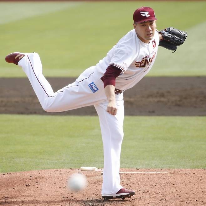 다나카가 연속 피홈런 기록 등 안 좋은 기록은 다 써내려갔다. 팬들이 기대한 압도적인 투구는 나오지 않고 있다.               사진=라쿠텐 SNS