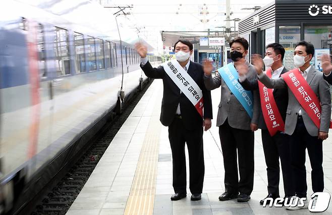 윤석열 국민의힘 대선 경선 후보(왼쪽)가 19일 오전 서울 중구 봉래동 서울역에서 귀성길 명절인사를 하고 있다. /사진=뉴스1