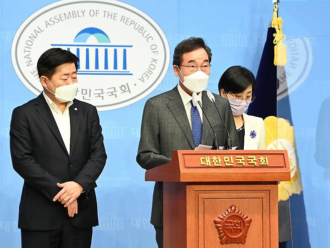 더불어민주당 대권주자인 이낙연 전 대표가 17일 서울 여의도 국회 소통관에서 '그린 성장 전략' 정책을 발표하고 있다. [연합]