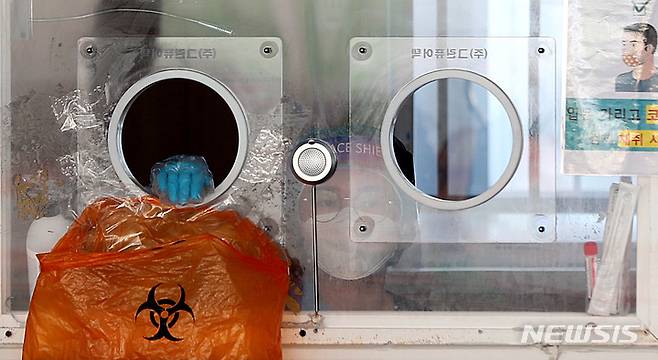 [서울=뉴시스] 추상철 기자 = 추석 연휴 셋째날인 20일 오전 서울 중구 서울역 광장 임시선별검사소에서 의료진이 코로나19 검사자를 기다리고 있다. 2021.09.20. scchoo@newsis.com