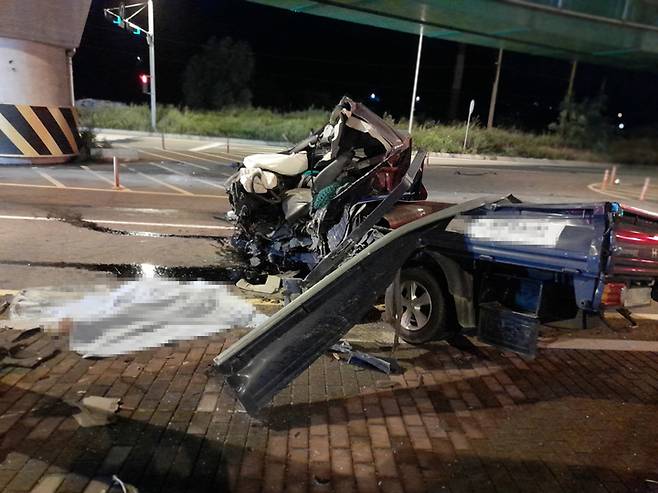 [안동=뉴시스] 18일 새벽 1시 30분쯤 경주시 외동읍 모하리 외동교차로 인근에서 도로구조물을 박고 화물차가 크게 부서져 있다. (사진=경북도소방본부 제공) 2021.09.18 *재판매 및 DB 금지