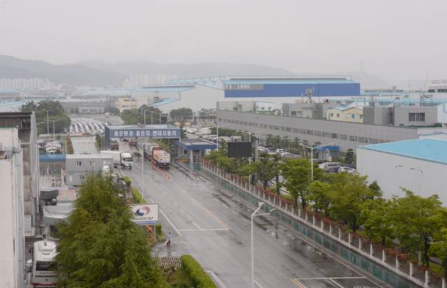 [울산=뉴시스] 배병수 기자 = 현대자동차가 반도체 수급 문제로 부분 휴업에 들어간 20일 오전 울산 북구 현대자동차 명촌 정문이 한산하다. 2021.05.20. bbs@newsis.com