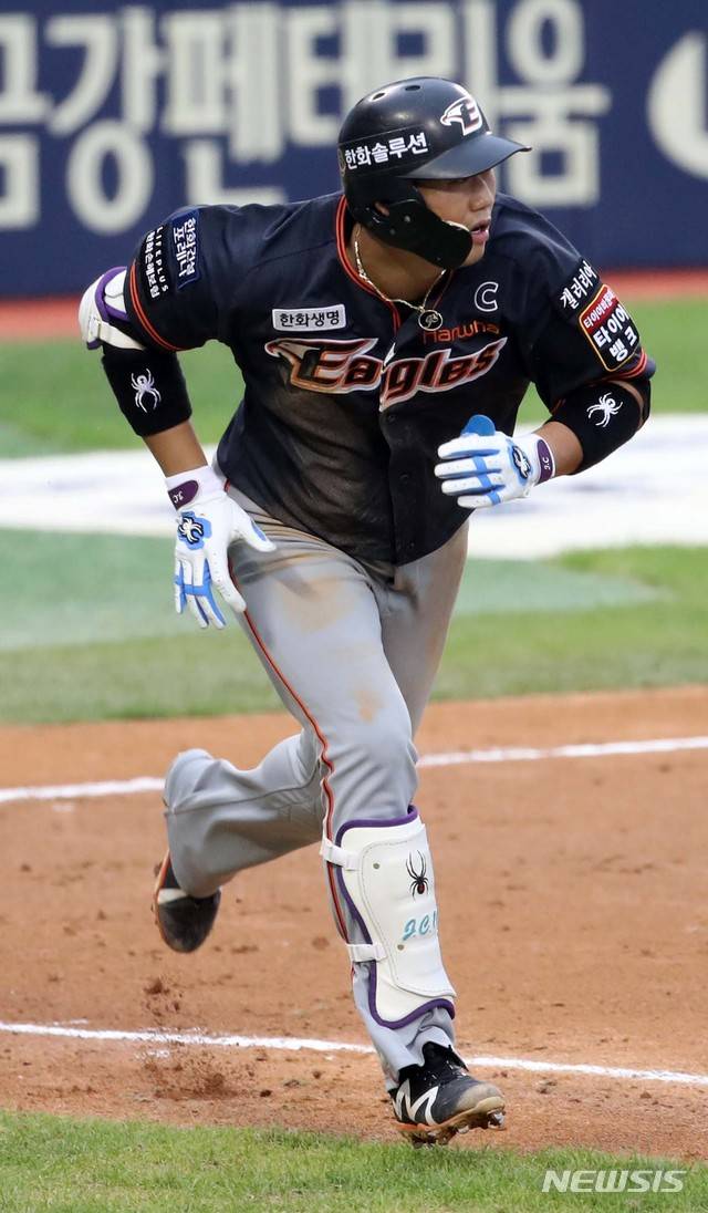 [서울=뉴시스] 김선웅 기자 = 22일 서울 송파구 잠실야구장에서 열린 2021 프로야구 한화 이글스와 두산 베어스의 경기, 4회초 1사 주자 만루 한화 하주석이 만루홈런을 날린 후 홈으로 향하고 있다. 2021.08.22. mangusta@newsis.com