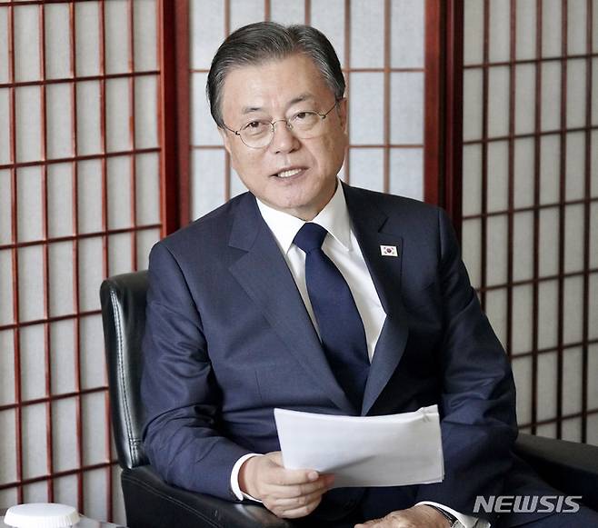 [뉴욕=뉴시스] 김진아 기자 = 문재인 대통령이 21일(현지시간) 미국 뉴욕의 한 호텔에서 앨버트 불라 화이자 최고경영자(CEO)를 접견, 발언하고 있다. 2021.09.21. bluesoda@newsis.com