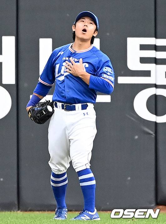 [OSEN=부산, 김성락 기자] 21일 오후 부산 사직야구장에서 ‘2021 신한은행 SOL KBO리그’ 롯데 자이언츠와 삼성 라이온즈의 경기가 열렸다. 8회말 2사 만루 삼성 우익수 김성윤이 롯데 정훈의 타구를 라인드라이브로 잡아낸 뒤 안도하고 있다. 2021.09.21 /ksl0919@osen.co.kr