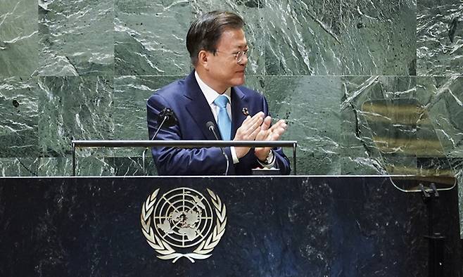 문재인 대통령이 20일(현지시간) 뉴욕 유엔본부에서 열린 제76차 유엔 총회 SDG Moment(지속가능발전목표 고위급회의) 개회 세션에서 그룹 방탄소년단(BTS)을 소개하고 있다. 청와대 제공