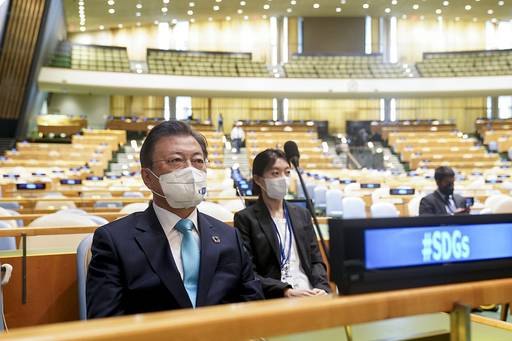 문재인 대통령이 20일(현지시간) 뉴욕 유엔본부에서 열린 제76차 유엔 총회 SDG Moment(지속가능발전목표 고위급회의) 개회 세션에 참석해 있다. 청와대 제공