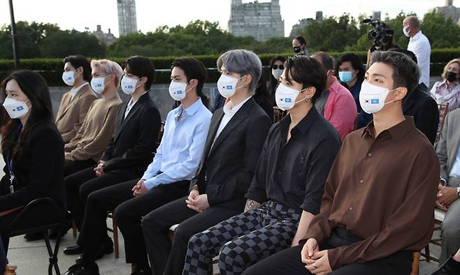 미래문화특사인 그룹 BTS(방탄소년단)가 20일(현지시간) 메트로폴리탄 미술관에서 김정숙 여사의 한국실 개관 축사를 경청하고 있다. 뉴시스