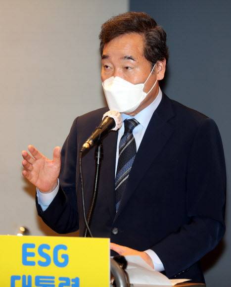 인사말 하는 이낙연 후보 - 더불어민주당 대권주자인 이낙연 경선 후보가 추석인 21일 전북 전주시 완산구의 한 호텔에서 열린 ESG전북네트워크의 이 후보 지지 선언식에서 인사말을 하고 있다. 2021.9.21 연합뉴스