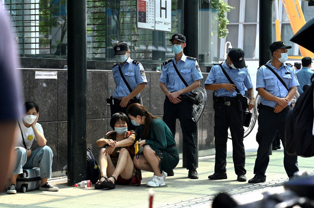 파산위기설 中 헝다 그룹 본사 주변에 모여든 투자자들 (선전 AFP=연합뉴스) 파산 위기에 몰린 중국의 대형 부동산 회사 헝다 그룹의 광둥성 선전 본사 주변에 15일 투자자들이 모여 있다. jsmoon@yna.co.kr (끝)