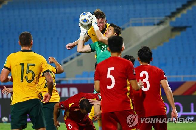 9월 7일 호주와 월드컵 최종예선전에서 공중볼을 잡는 당반람 [EPA=연합뉴스]