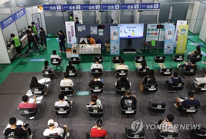 예방접종센터 (서울=연합뉴스) 신준희 기자 = 17일 서대문구 북아현문화체육센터에 마련된 코로나19 예방접종센터에서 백신 접종을 마친 시민들이 이상반응 모니터링을 하고 있다. hama@yna.co.kr