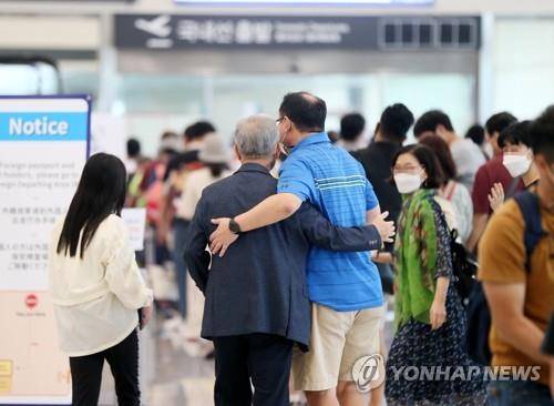 짧은 추석 아쉬운 작별    (제주=연합뉴스) 변지철 기자 = 추석 당일인 21일 오전 제주국제공항에서 귀경길에 오른 가족이 제주에 있는 가족과 아쉬운 이별을 하며 포옹하고 있다. 2021.9.21
    bjc@yna.co.k