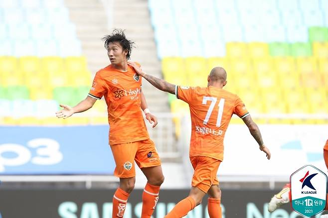 페널티킥 득점을 따낸 강원의 고무열(왼쪽) [한국프로축구연맹 제공. 재판매 및 DB 금지]